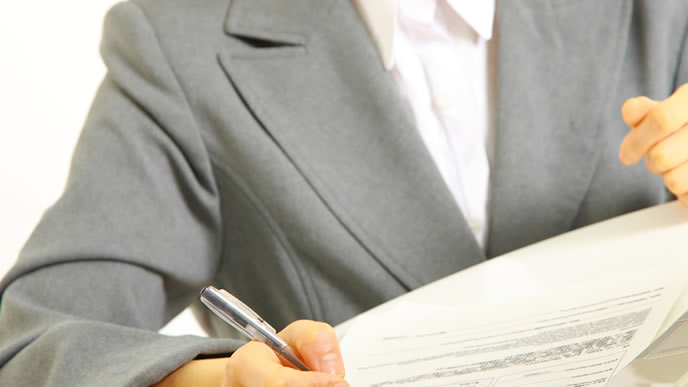 雇用保険の詳しい説明をするハロワ職員