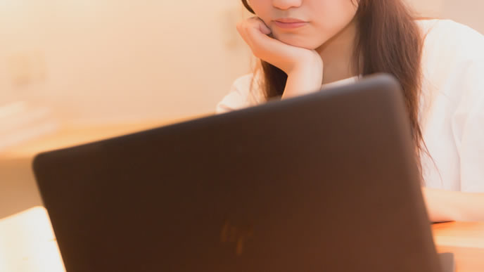 就職メールを送ろうかどうか迷う女性