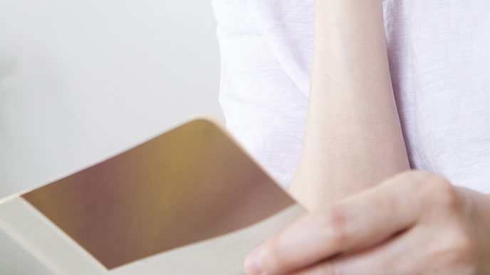 通帳の貯金額を確認するOL