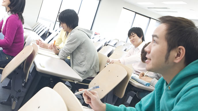 大学で講義を受ける真面目な大学生