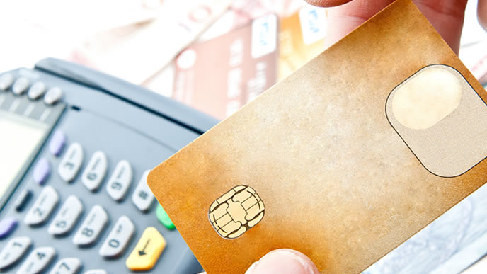 クレジットカードで買い物する社会人