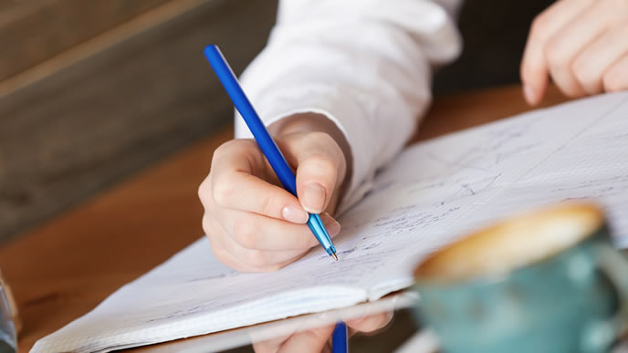 文章力の訓練をする就活生