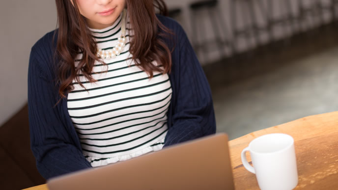 面接予定変更のメールを送信する女性