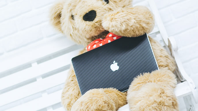 タブレットを持ったクマのぬいぐるみ