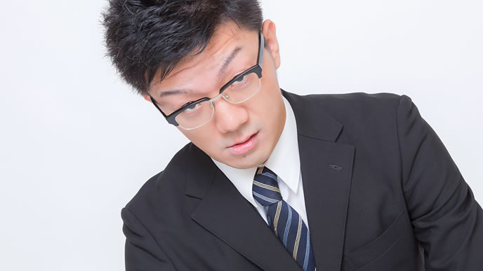 威圧的な姿勢で面接を受ける就活生