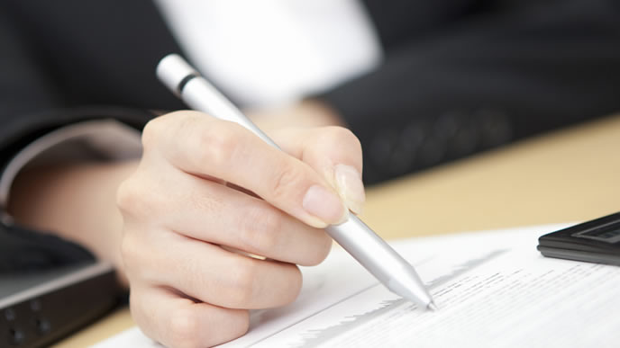 企業に提出する書類を作る就活生