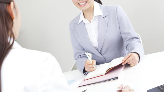 派遣社員に近況を聞くアドバイザー