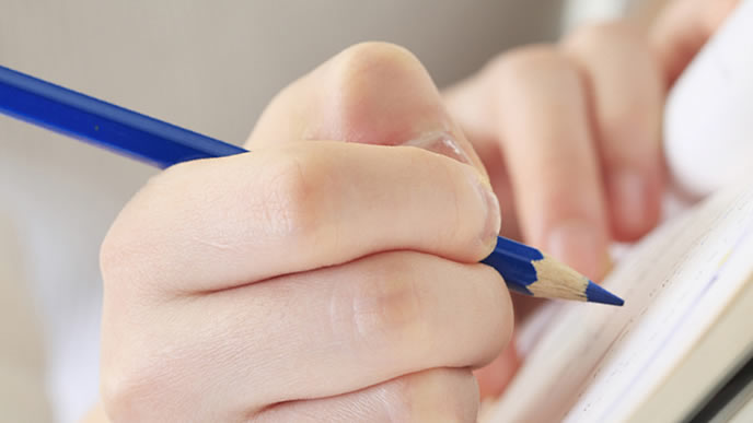 筆記試験の過去問を解いている就活生