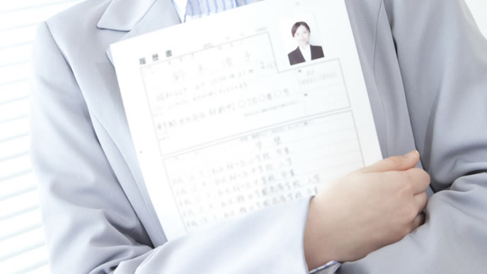 履歴書を持ち面接を受ける就活生