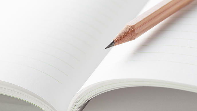 書類を書くための鉛筆とノート