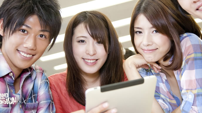 大学内で就職に有利な資格について語る就活生