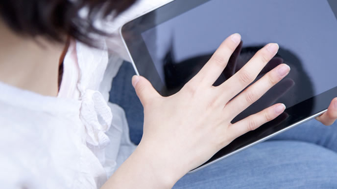 奨学金の返済について調べる学生