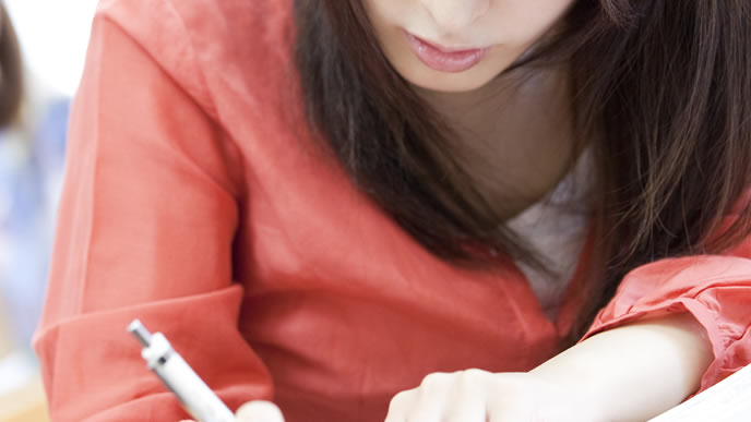 キャリアアップをするために資格の勉強をする女性