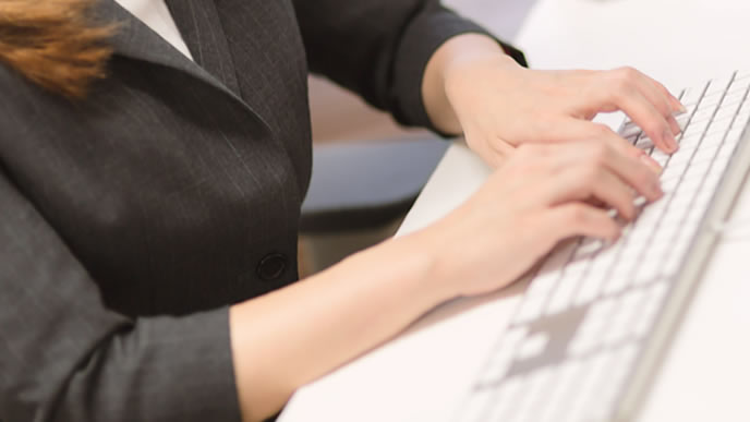 事務職の資格を勉強中の女性