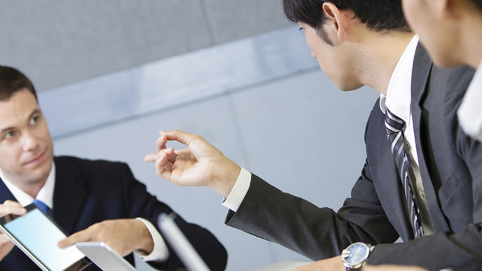 社内で打ち合わせをする会社員