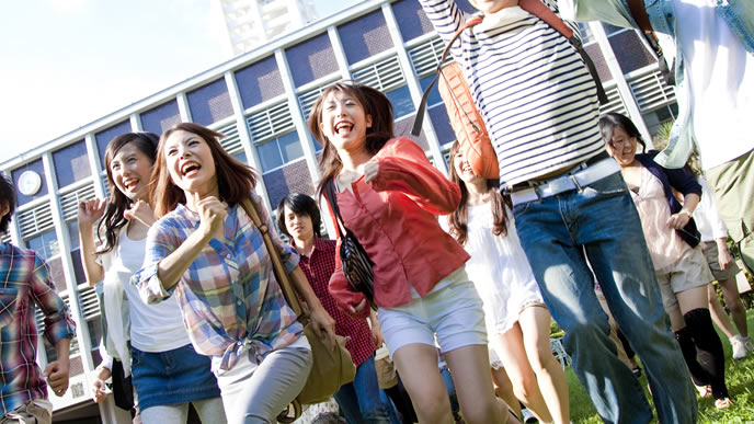 未来へ向かい走り出す大学生