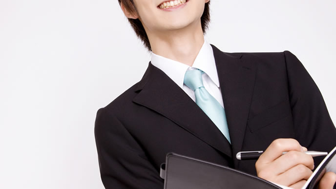 就職したい業界の情報を集める就活生