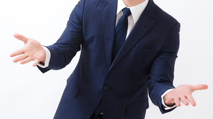 面接官に大振りな仕草でアピールする就活生