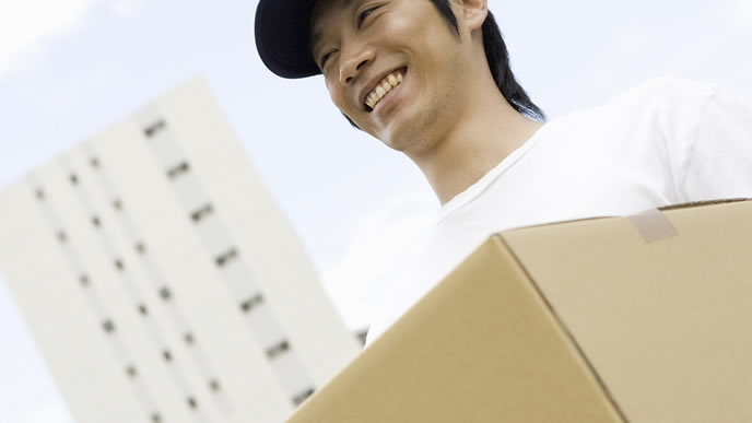 引っ越しの短期アルバイトをする男性