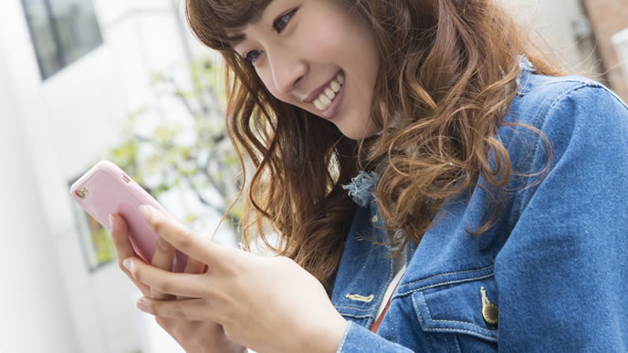 派遣登録をスマートフォンでする女性