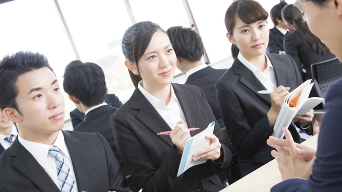 ハローワークの説明会に参加する人