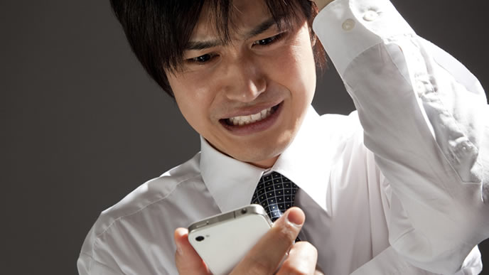 失業保険の受給条件を満たさない男性