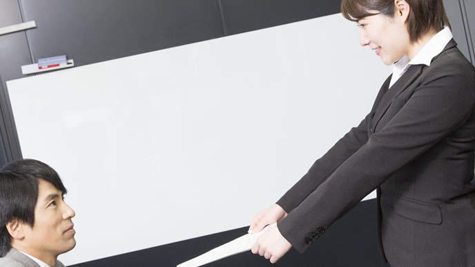 履歴書を熱意とともに渡す就活生