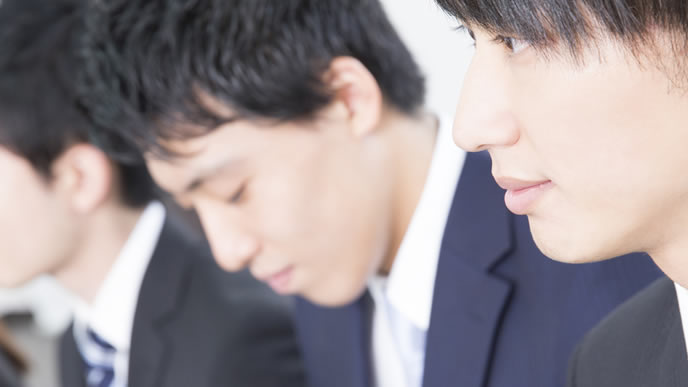 集団面接に緊張する就活生