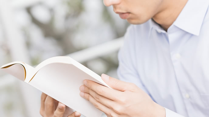 失業保険の待期期間中に読書をする男性