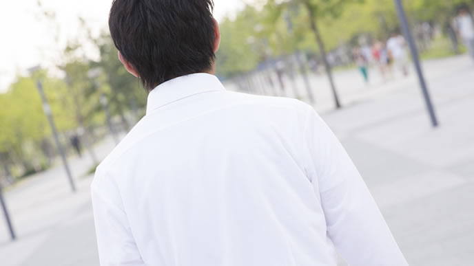 働くことができずに失業保険の延長を申請しに行く男性