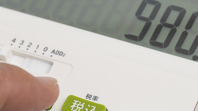 受給できる失業保険の金額を計算する男性