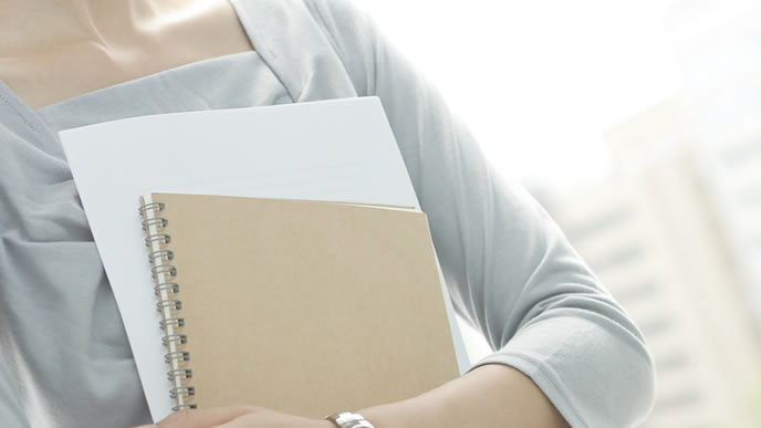 必要な書類を揃えて職業安定所へ向かう女性