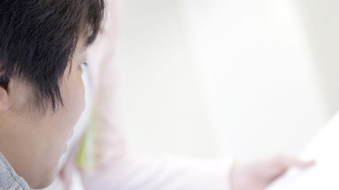 再就職の説明を受ける男性