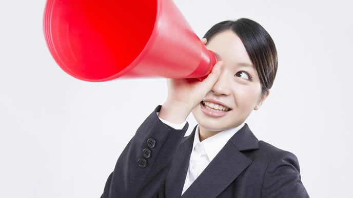 面接の応援をするOL