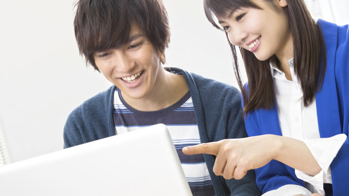 履歴書作りのコツを教える大学の先輩