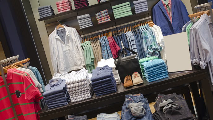 メンズの服が並べられたアパレルショップ