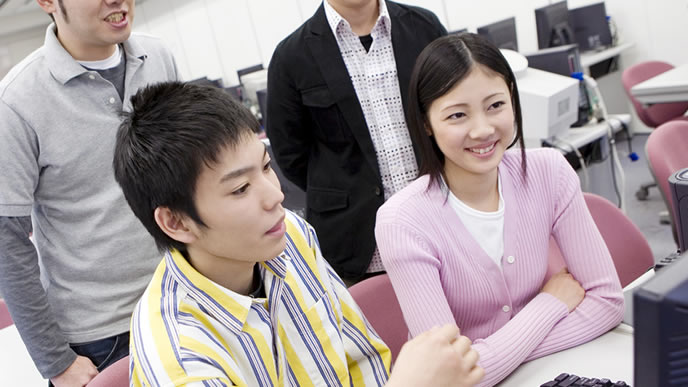 テレアポの仕事について同僚と話し合う社員