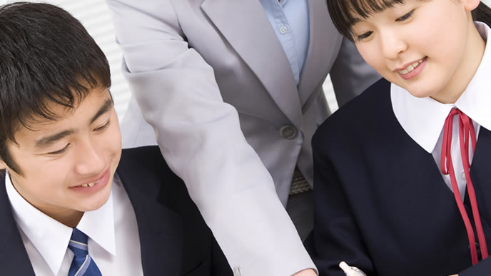 将来なりたい職業に就くため勉強中の中学生