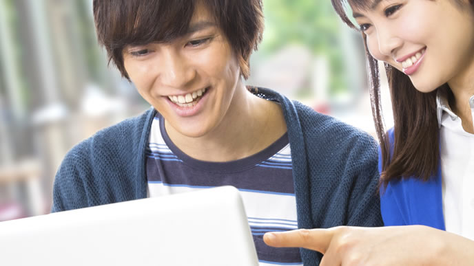進学先の専門学校について調べる生徒