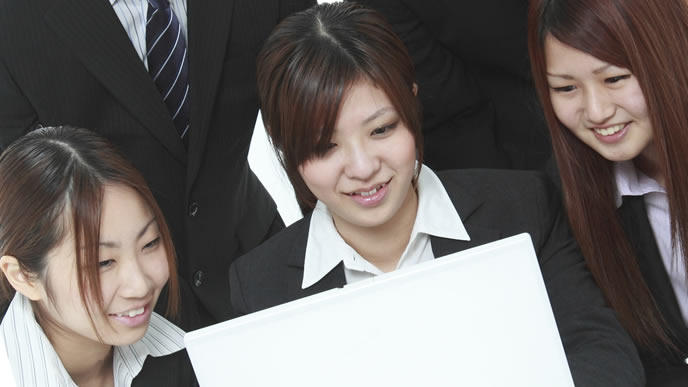 専門学校の長所と短所を研究する女性