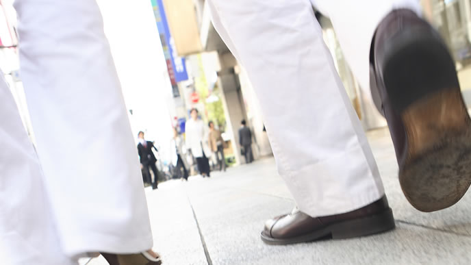 ハローワークへ失業保険の手続きに向かう夫婦