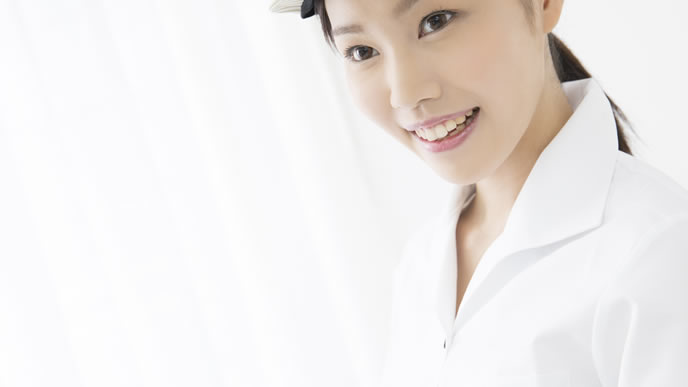 失業期間にアルバイトをする女性