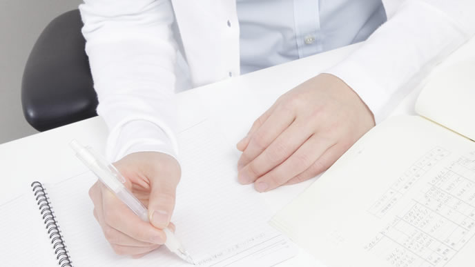 アルバイト先に提出する履歴書を書く高校生