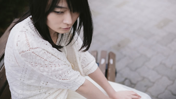 会社をクビになり呆然自失の女性