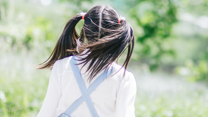 失業保険を受給しに向かう女性