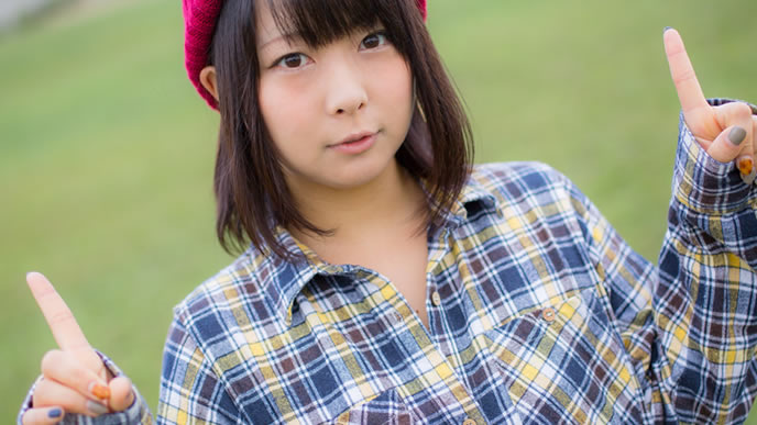 指さしで案内をする女性