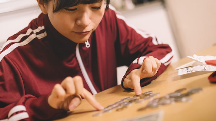 節約生活で貯金をする女性