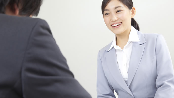 話が盛り上がり面接時間が長引く就活生
