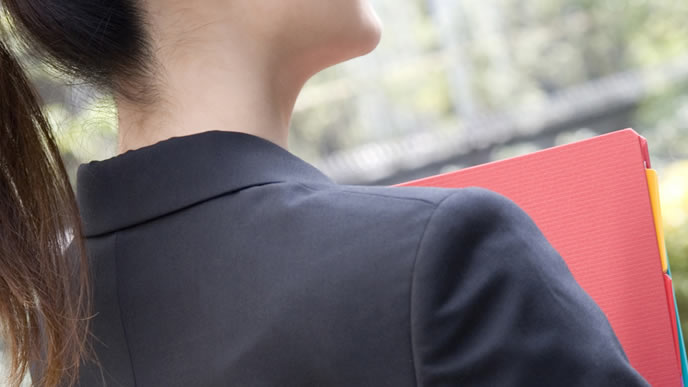 中途採用の面接へ向かう女性