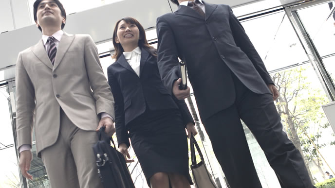 朝礼を終え営業先へ向かう営業マン